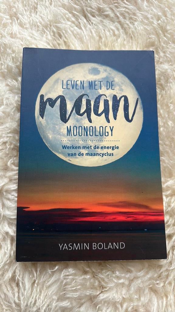 Leven met de maan monology - yasmin Boland, Boeken, Ophalen of Verzenden, Zo goed als nieuw, Astrologie, Achtergrond en Informatie
