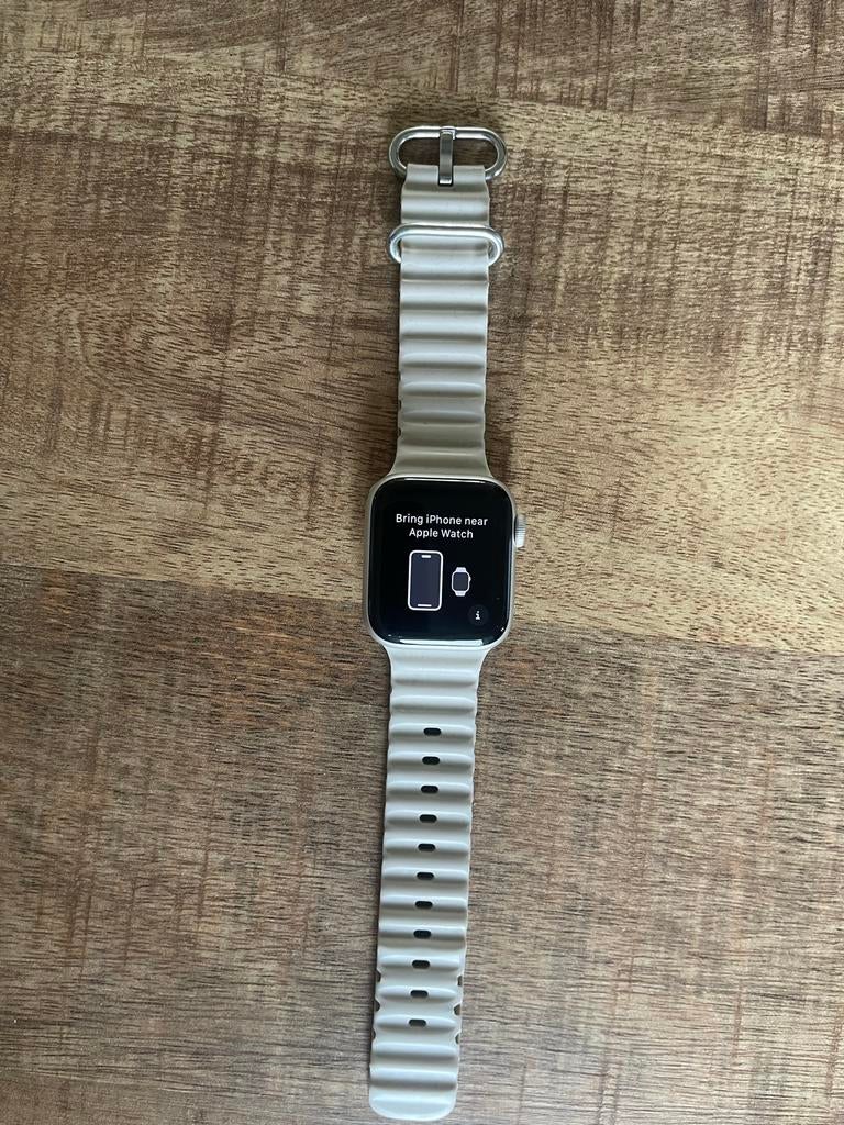 Apple Watch SE 2022 40mm + 8 Bandjes, Sieraden, Tassen en Uiterlijk, Smartwatches, Afstand, IOS, Ophalen of Verzenden, Zo goed als nieuw