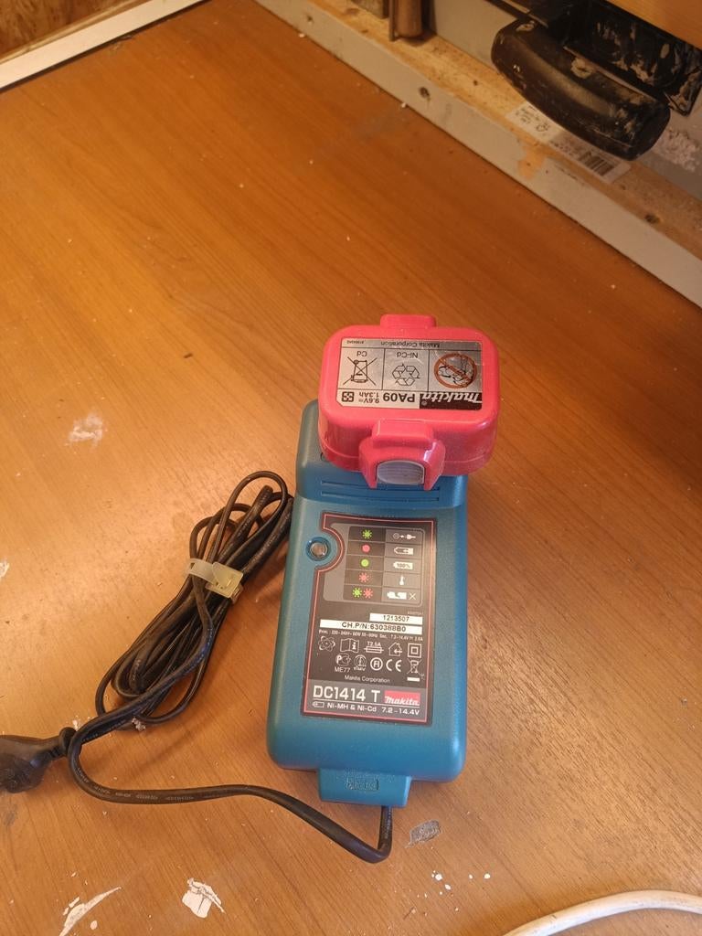 Makita PA09 Accu + DC1414T Lader, Ophalen of Verzenden, Gebruikt, Minder dan 700 watt, Overige typen