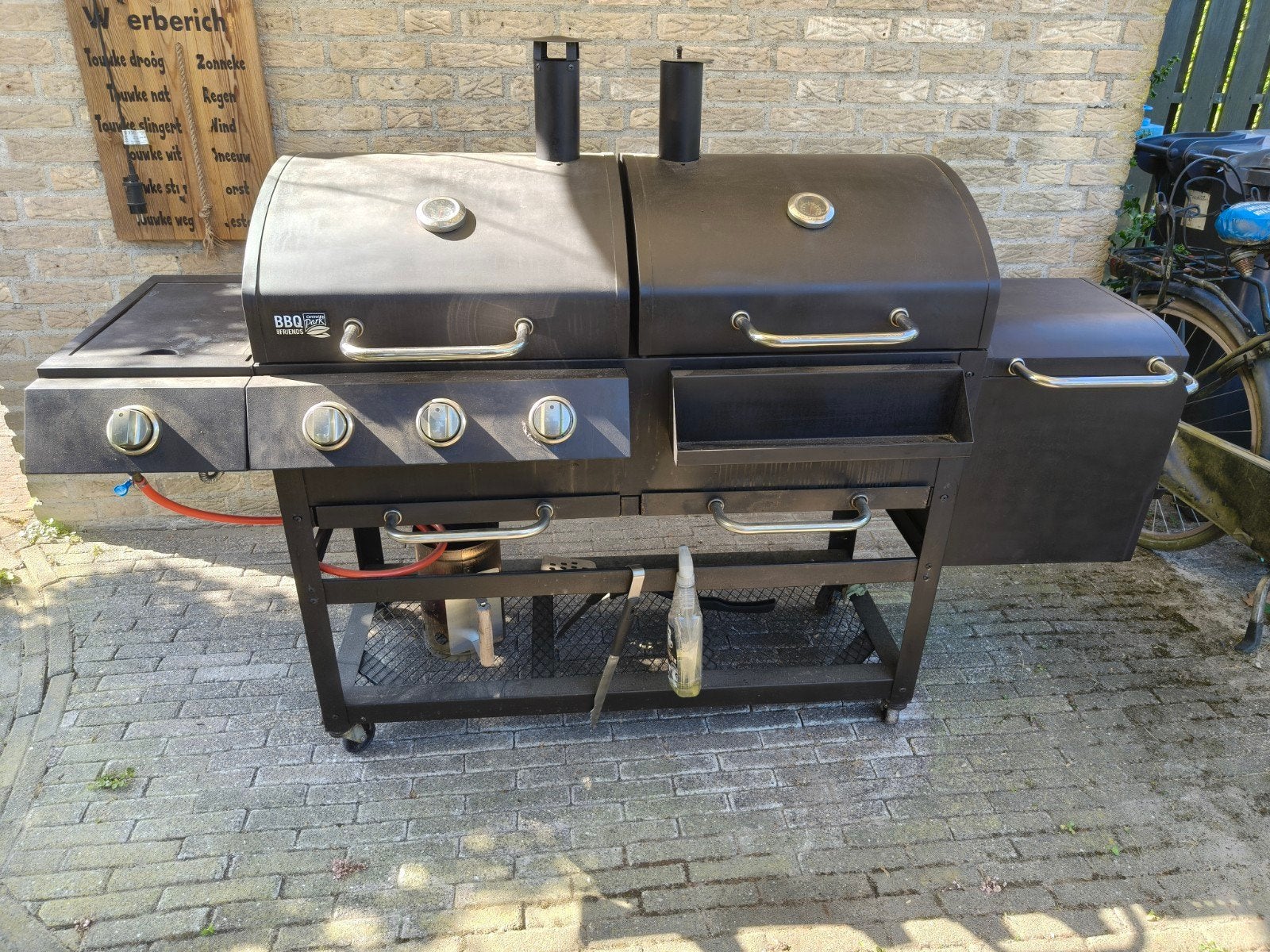 Zeer grote Gas & Houtskool BBQ, Ophalen, Gebruikt, BBQ Friends Central Park, Met accessoires
