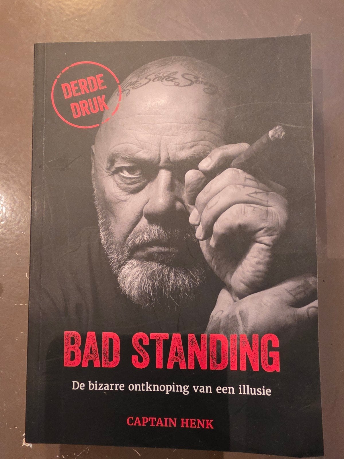 Bad Standing - De bizarre ontknoping van een illusie, Ophalen of Verzenden, Zo goed als nieuw, Captain Henk, Overige
