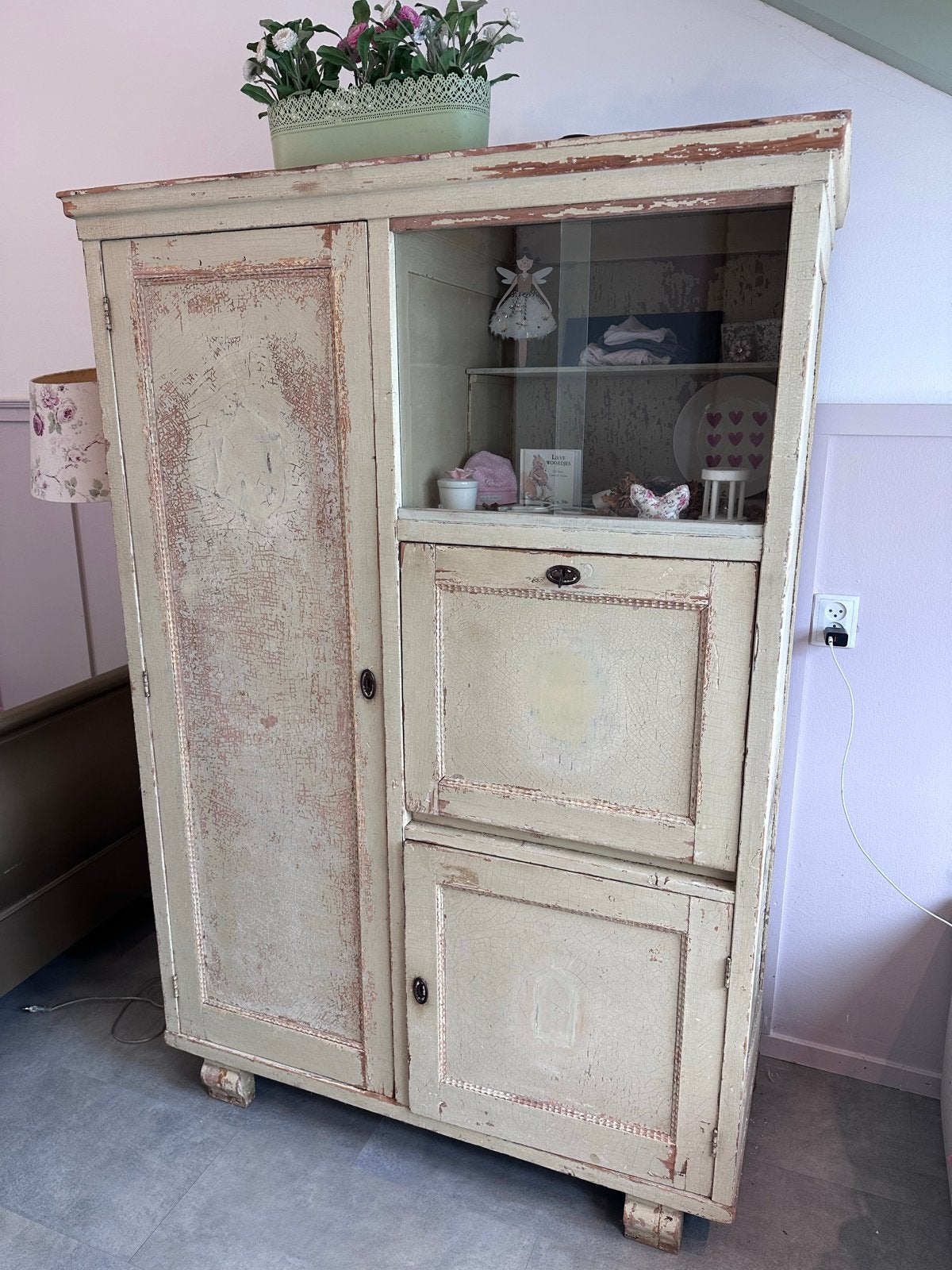 Antieke linnenkast/vitrinekast met brocante look, Ophalen of Verzenden