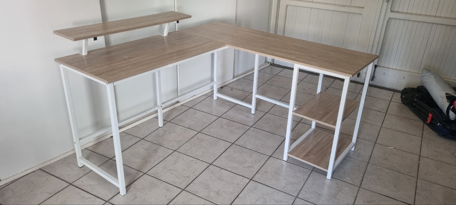 Hoekbureau met monitorstandaard en opbergruimte, Huis en Inrichting, Bureaus, Ophalen, Gebruikt, Spaanplaat of MDF, Hoekbureau