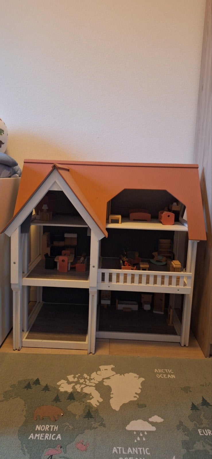 Groot houten poppenhuis met meubels en poppen, Ophalen, Zo goed als nieuw, Poppenhuis
