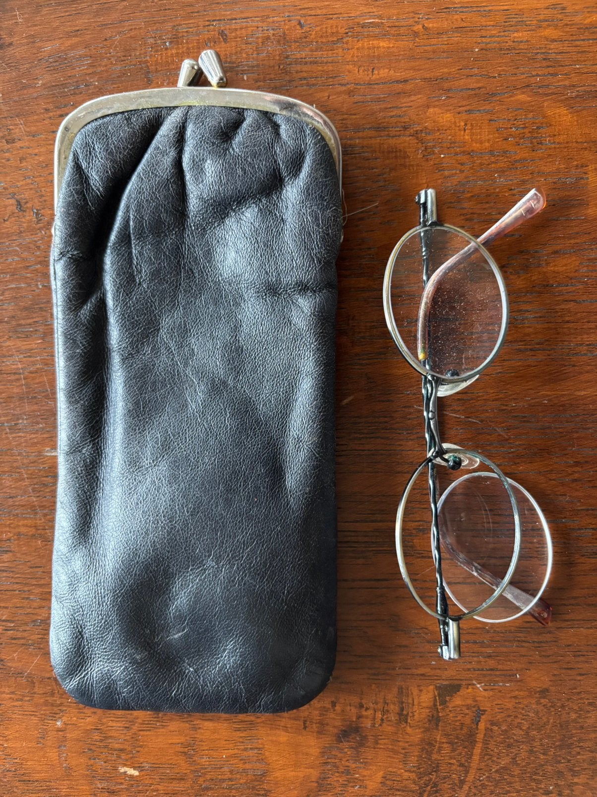 Vintage bril met leren brillen koker met knip sluiting, Overige merken, Gebruikt, Zwart, Ophalen of Verzenden