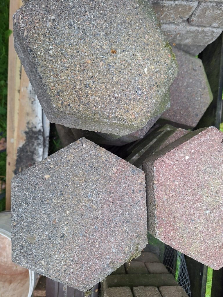6 hoekige stenen voor bestrating, Ophalen, Zo goed als nieuw, Beton, Klinkers