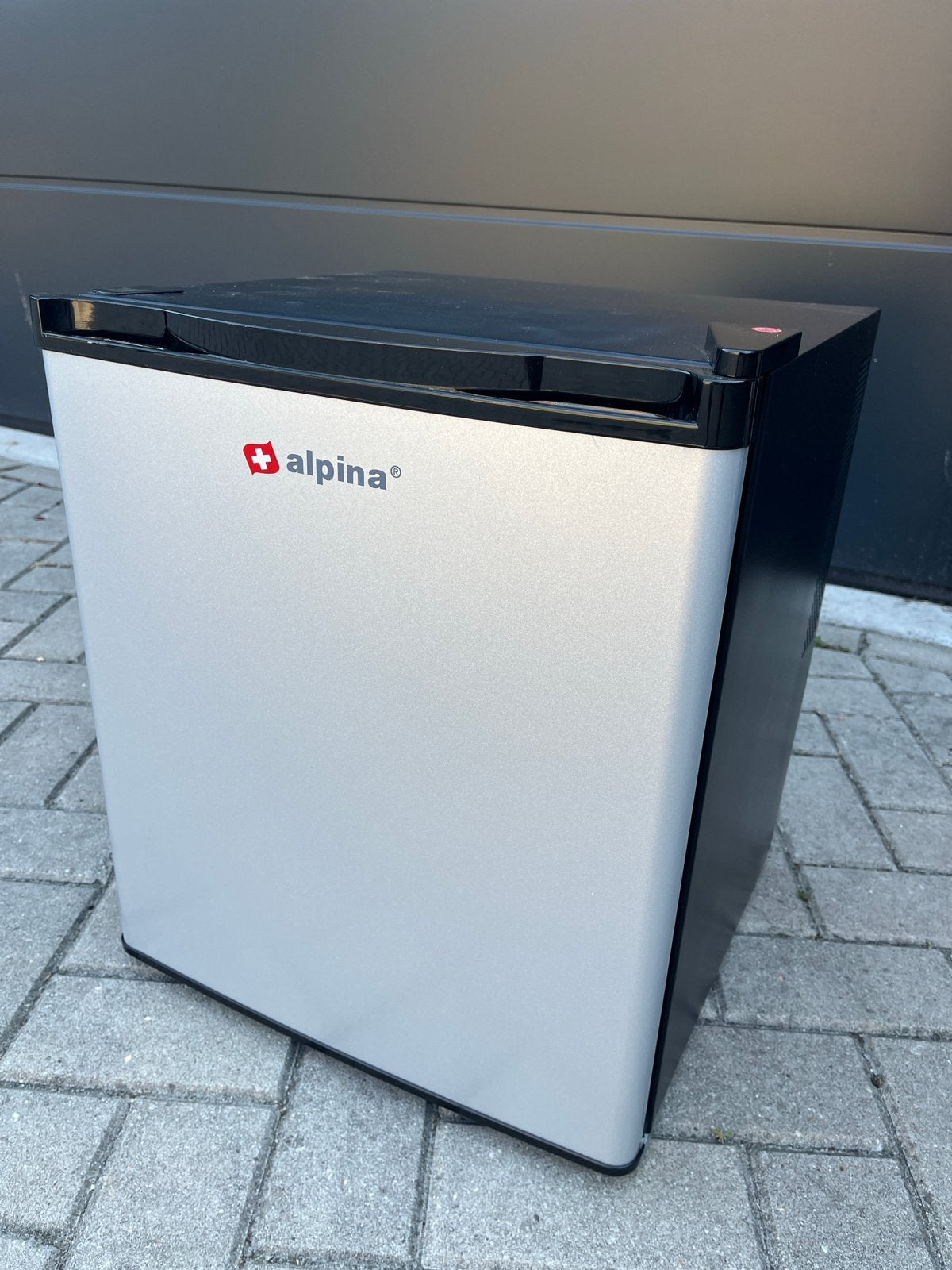 Alpina Mini Koelkast Barmodel Grijs - Compact en Handig, Witgoed en Apparatuur, Ophalen, Zonder vriesvak, Minder dan 85 cm, 45 tot 60 cm
