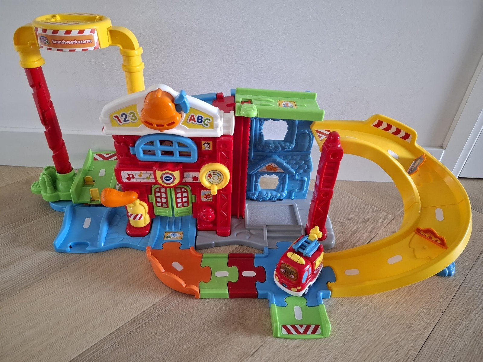 VTech Toet Toet Auto's Brandweerkazerne met brandweerauto, Ophalen, Zo goed als nieuw, Auto, Met licht