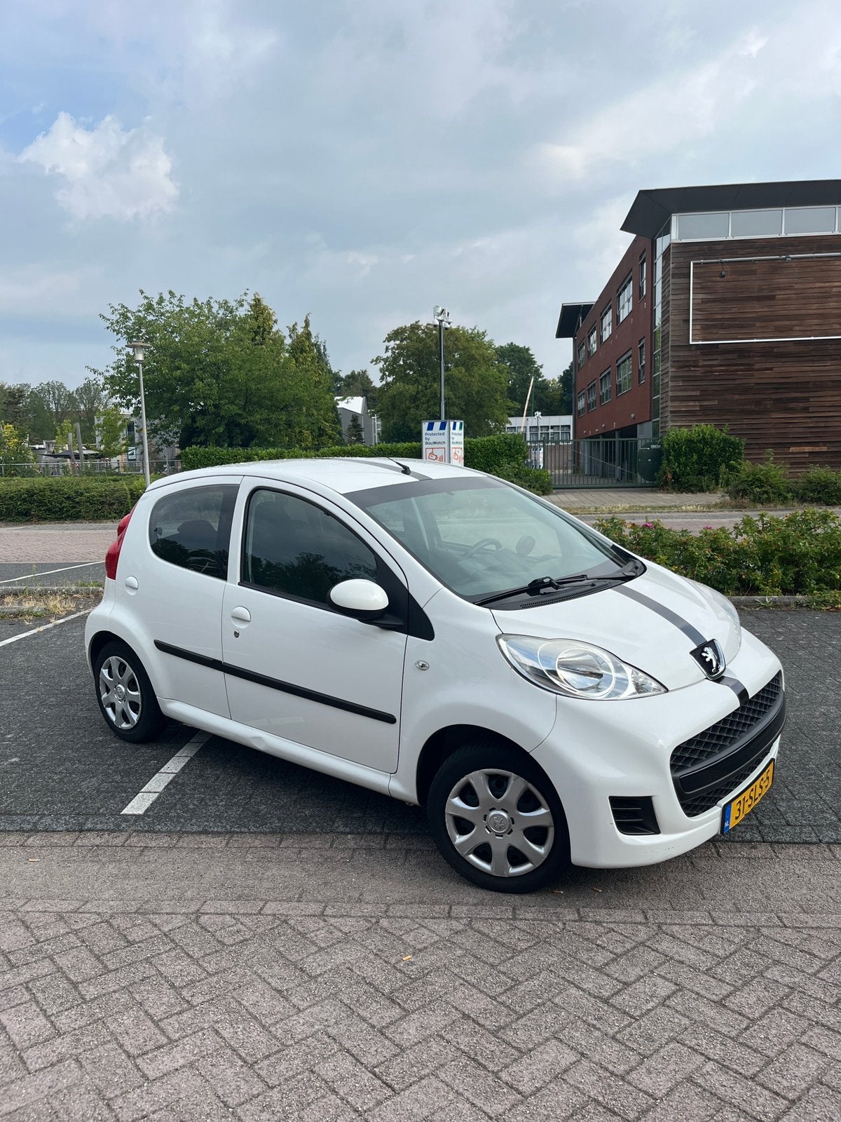 Peugeot 107 | carplay | automaat | trekhaak | 2011, Auto's, Stof, Zwart, 4 stoelen, Origineel Nederlands