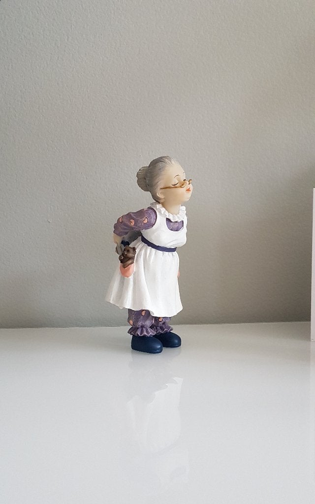 Beeldje, vrouw met brilletje, beertje en cadeautje. Oma ?, Ophalen of Verzenden, Zo goed als nieuw, Mens