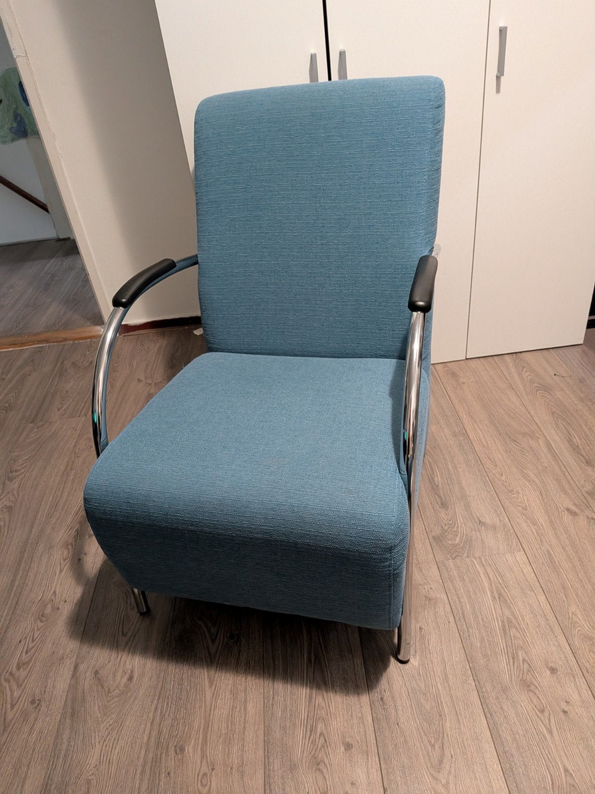 Comfortabele blauwe stoel van woood met chromen armleuninge, Ophalen, Gebruikt, Twee, Blauw