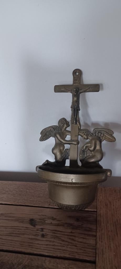 Antiek wijwaterbakje met engelen en kruisbeeld, Antiek en Kunst, Antiek | Religie, Ophalen of Verzenden