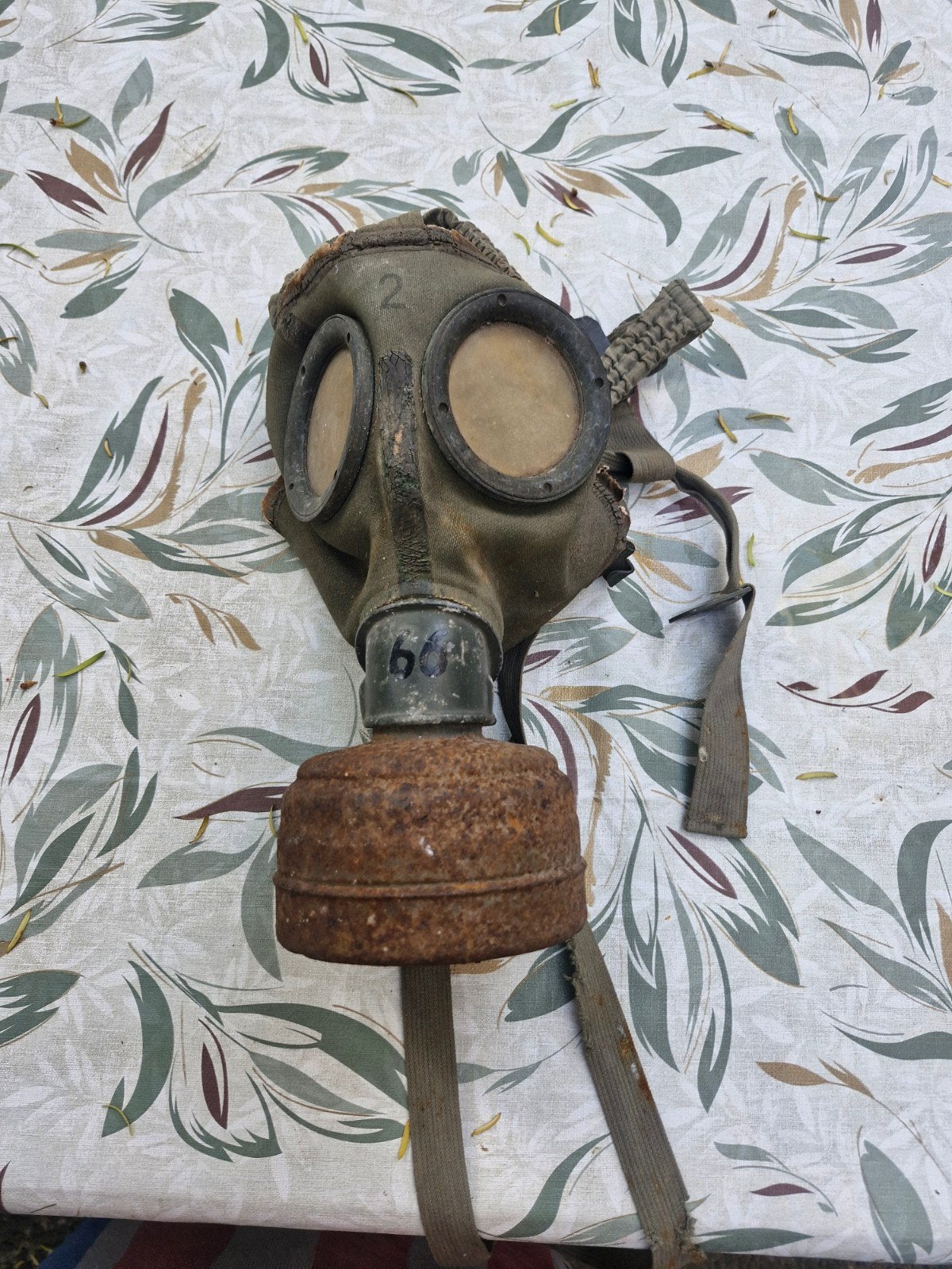 Vintage gasmasker met filter - Militaria verzamelobject, Verzamelen, Militaria | Algemeen, Ophalen of Verzenden, Overige soorten