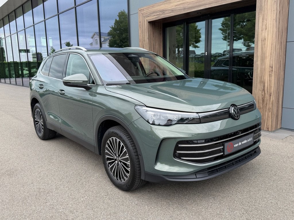 Volkswagen Tiguan 1.5 eHybrid Elegance 204pk | Trekhaak | 36, Auto's, Volkswagen, 12 maanden, Zwart, Lichtsensor, SUV of Terreinwagen