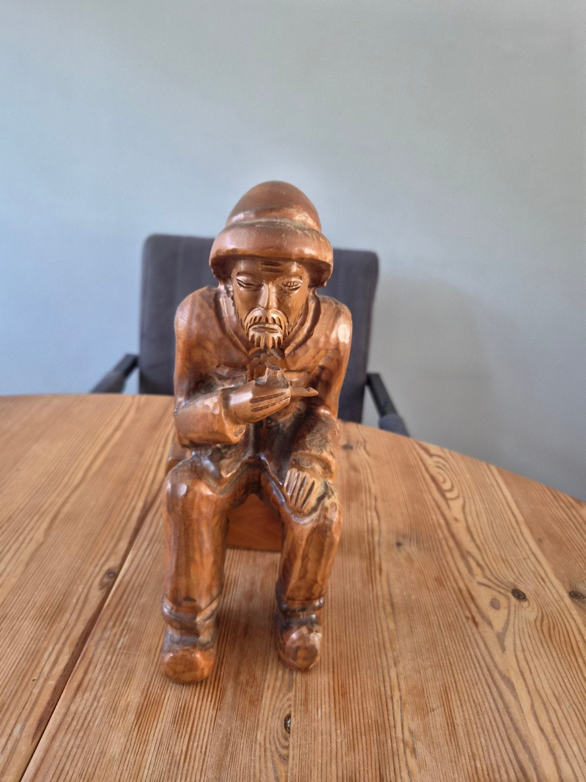 Houten beeld van zittende man met pijp, 25 cm hoog, Antiek en Kunst, Ophalen of Verzenden, Handgemaakt, 20 - 50 cm, Beeld