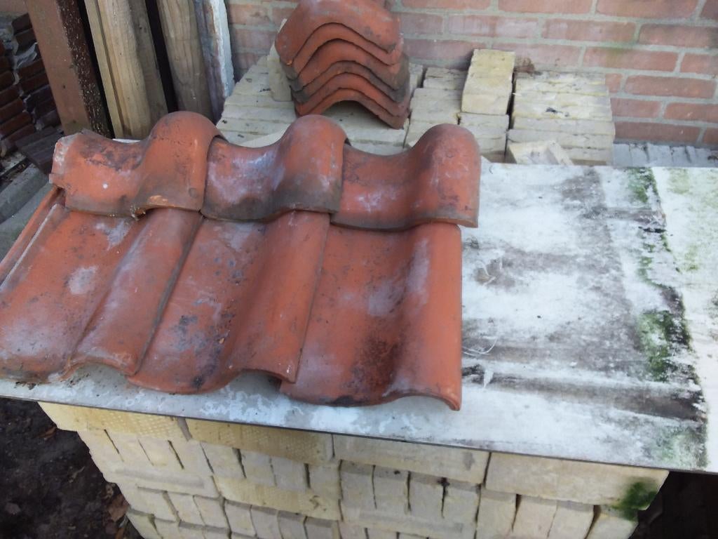 9 stuks zadelvorsten en 30 holle dakpannen., Ophalen, Gebruikt, Steen of Klei, 15 m² of meer
