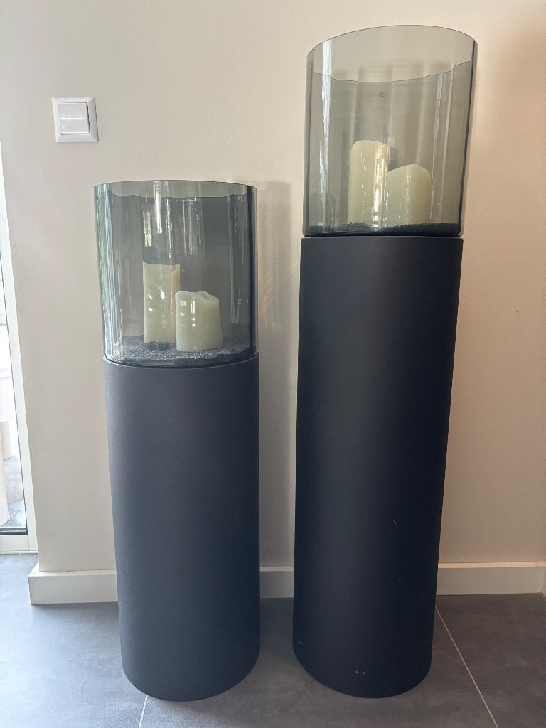 Set van 2 initials windlichten op zuil zwart met smoke glas, Huis en Inrichting, Ophalen, Zo goed als nieuw