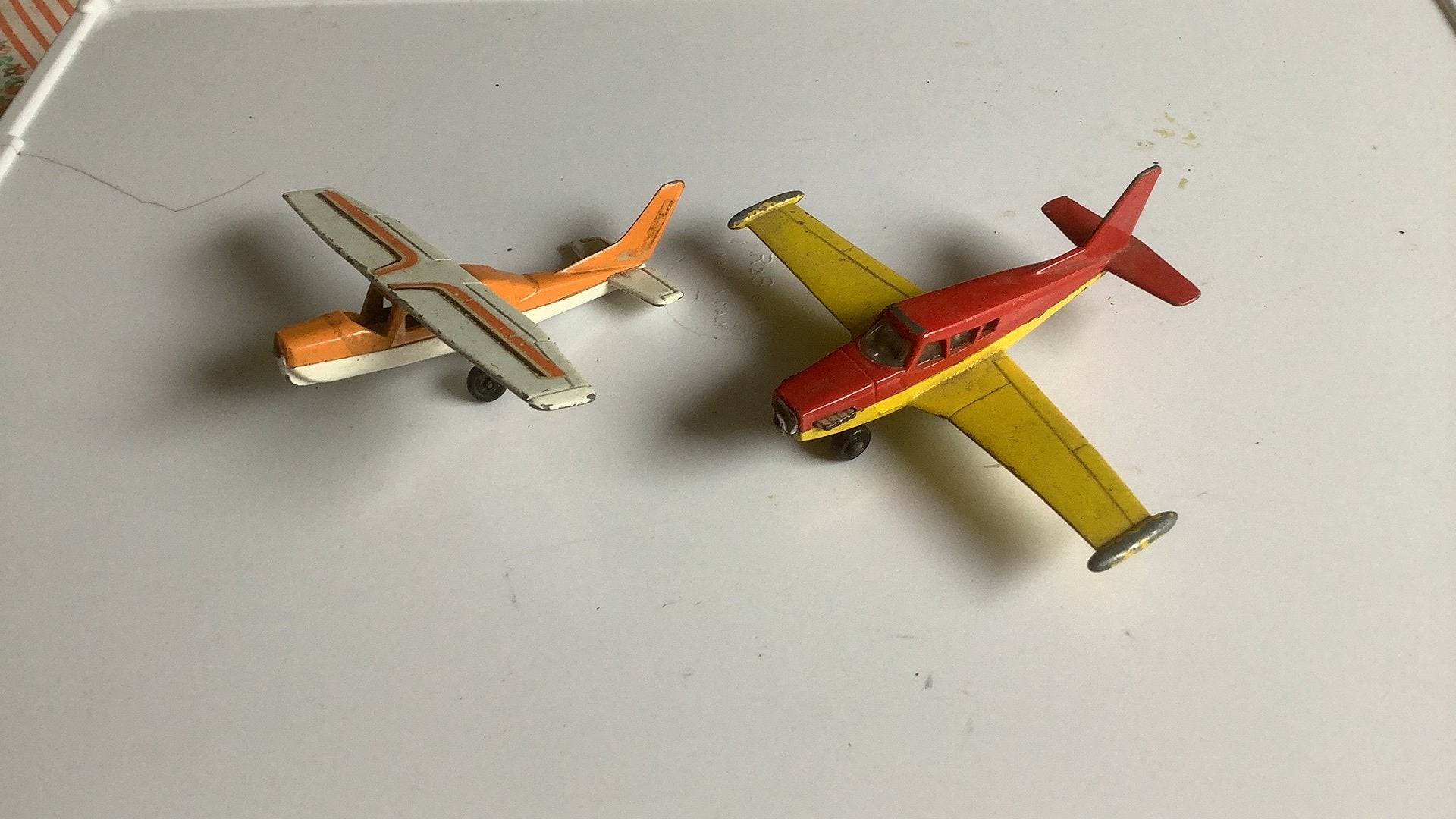 Twee matchbox vliegtuigen Cessna en Piper Comanche oud, Ophalen of Verzenden, Gebruikt, 1:72 tot 1:144, Overige merken