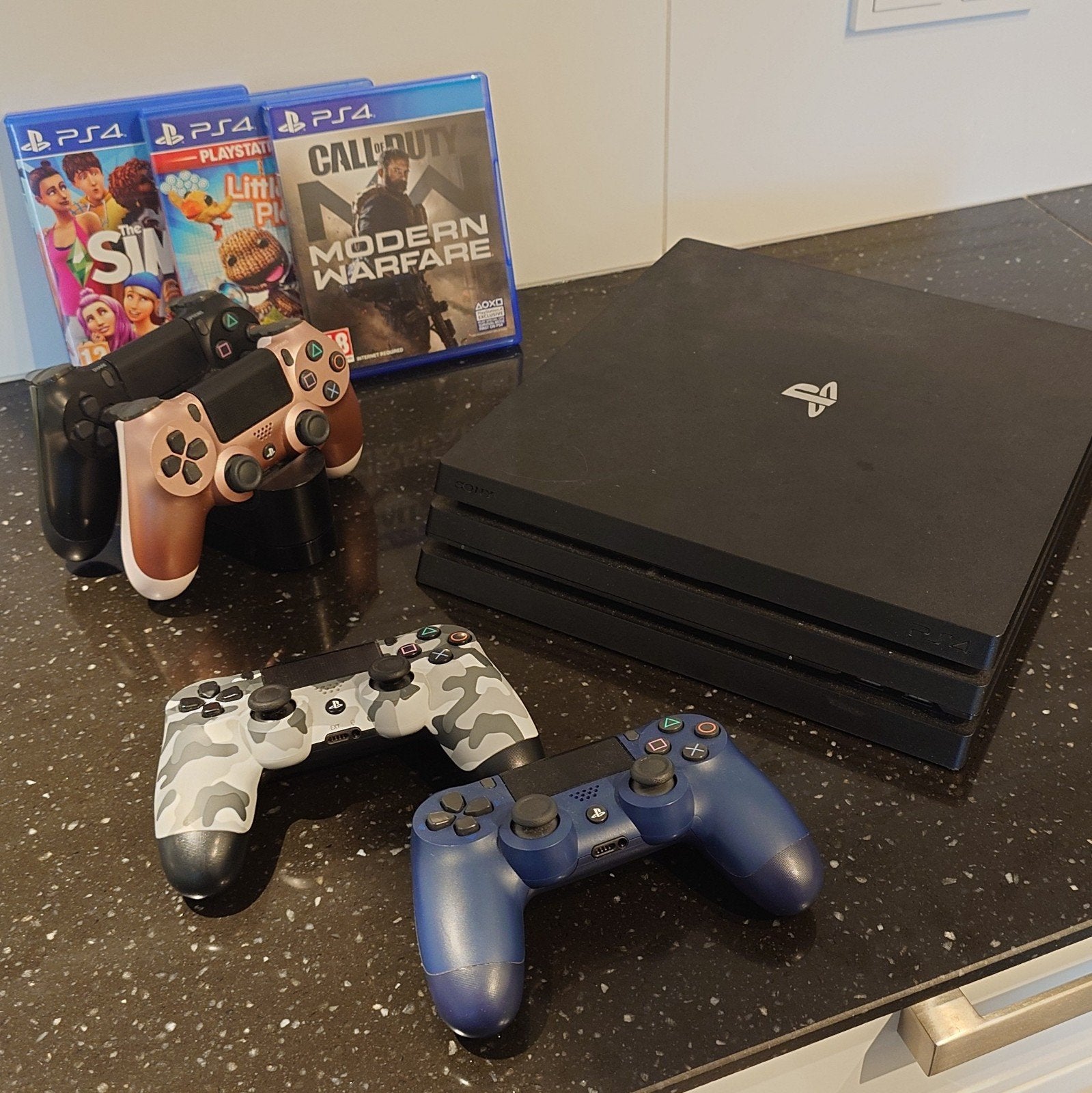 Zwarte PlayStation 4 Pro met 3 spellen en accessoires, Ophalen, Met games, Zo goed als nieuw, 1 TB