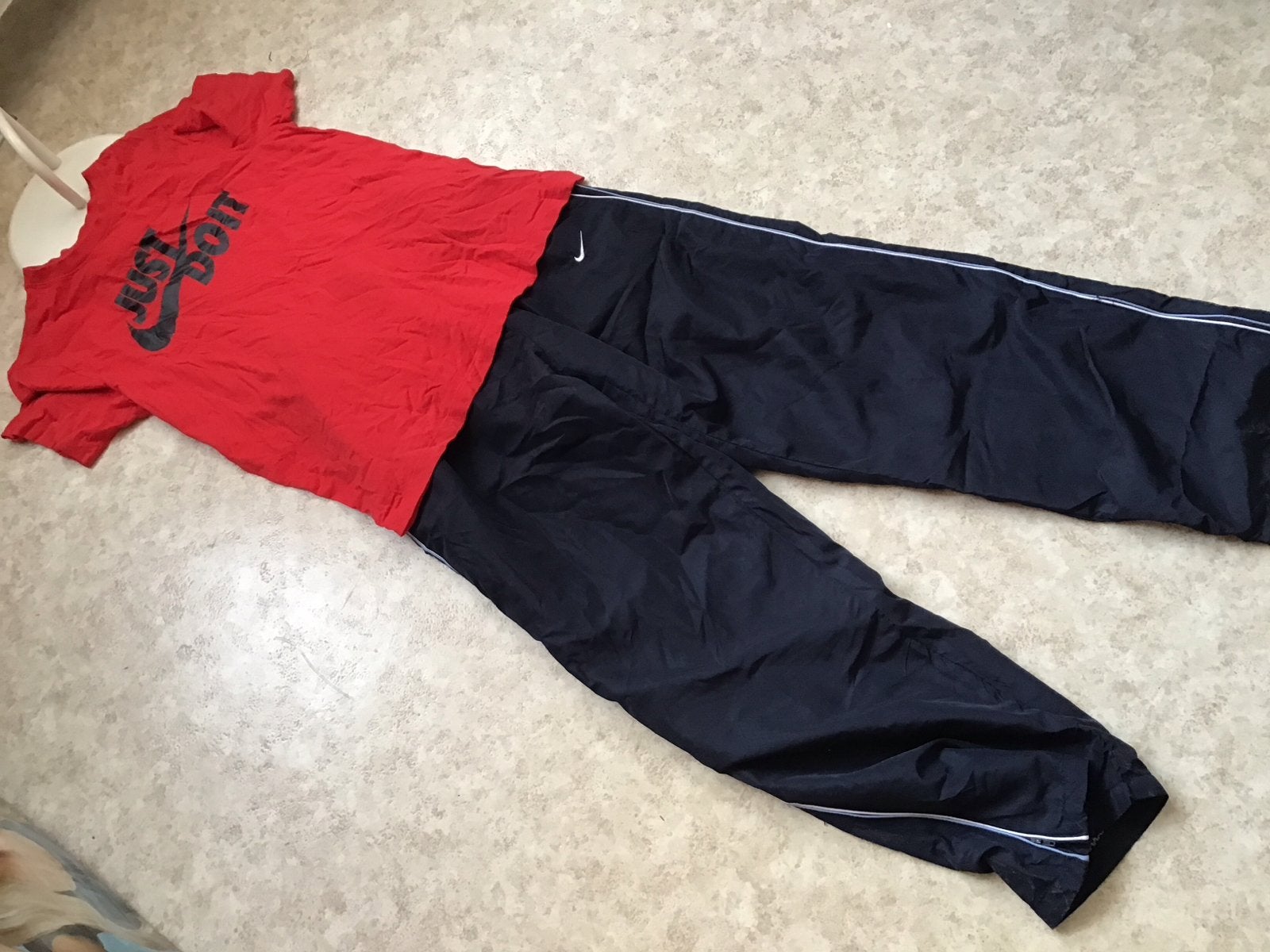 Nike sportset: T-shirt en trainingsbroek, Ophalen of Verzenden, Gedragen, Algemeen, Meerkleurig