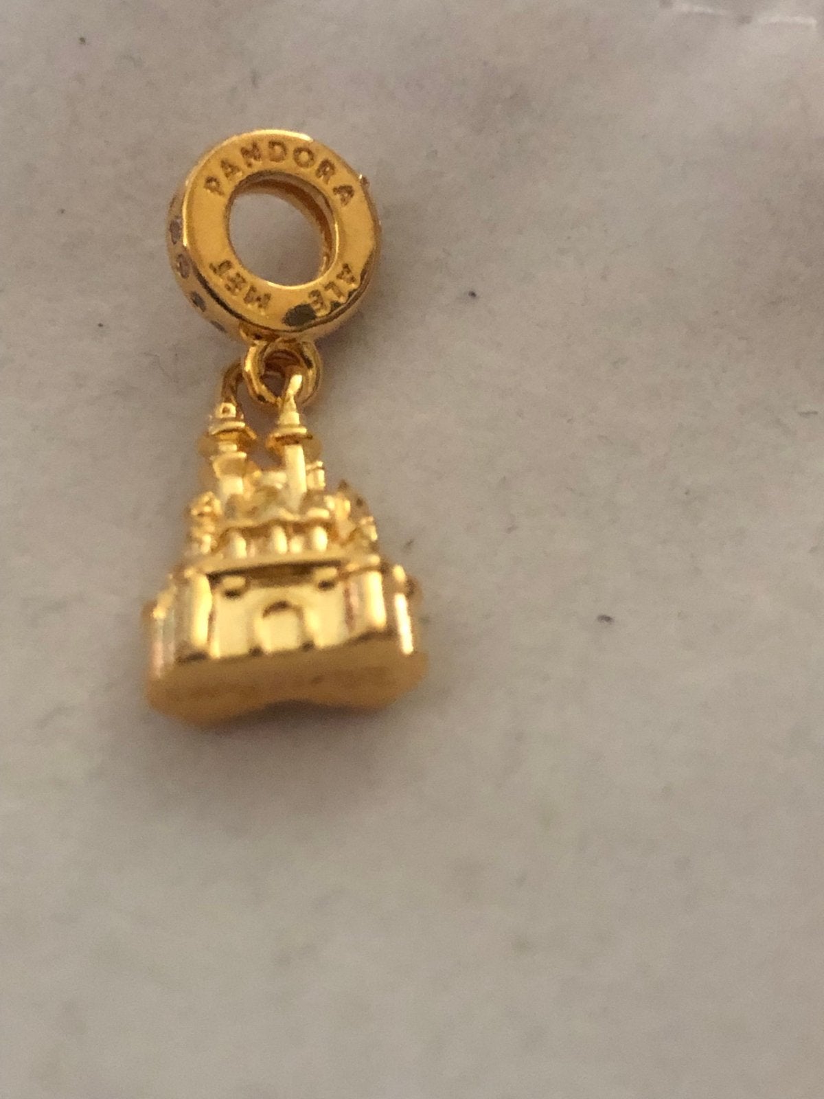 Goudkleurige Disney Kasteel Bedel met Tekens, Sieraden, Tassen en Uiterlijk, Bedels, Overige materialen, Gebruikt, Pandora, Ophalen of Verzenden