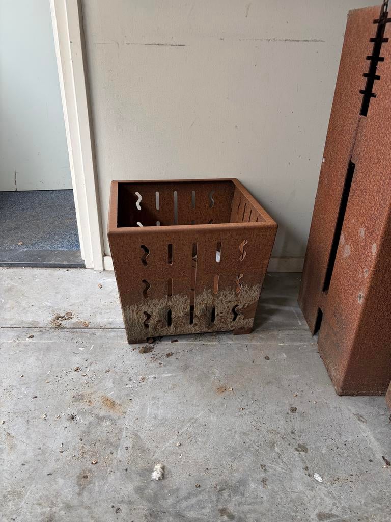 Roestbruine metalen bloembak/vuurkorf, vierkant, Gebruikt, Balkon, Minder dan 60 cm, Vierkant