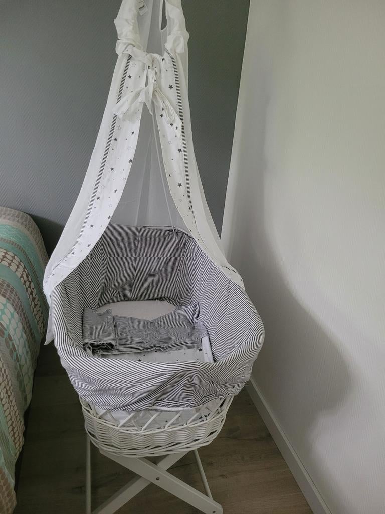 Rotan wieg merk Schardt met wielen. Met hemeltje en laken., Ophalen, Zo goed als nieuw, Wieg