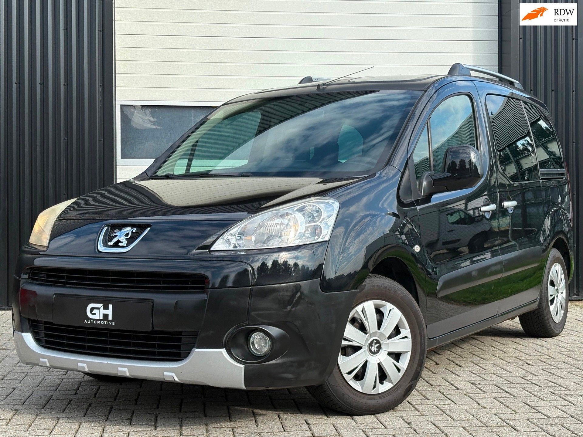 Peugeot Partner Tepee 1.6 VTi Family, Voorwielaandrijving, Dealer onderhouden, Gebruikt, Zwart