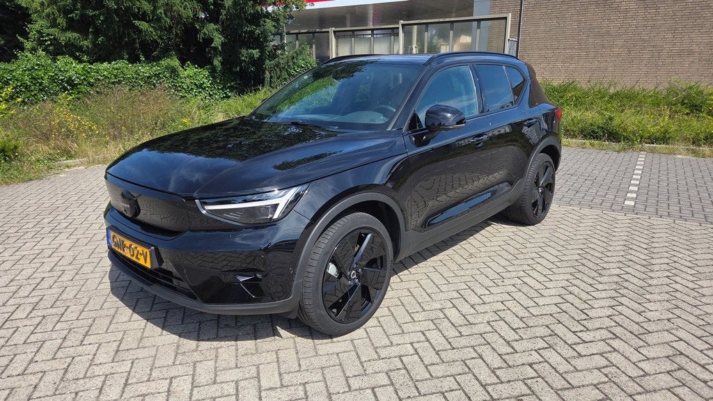 Volvo EX40 Twin Motor Performance Plus Black Edition 82 kWh, Auto's, Volvo, Automaat, 1800 kg, 258 pk, Zwart