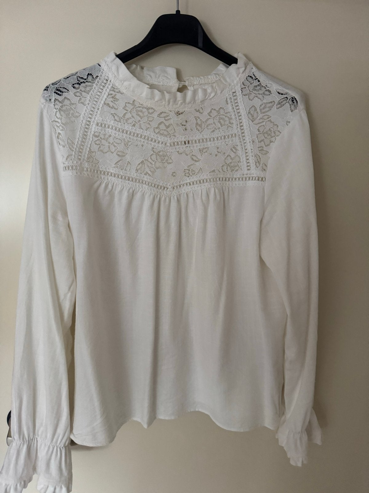 Witte blouse met kanten details, Ophalen of Verzenden, Zo goed als nieuw, Maat 38/40 (M), Wit