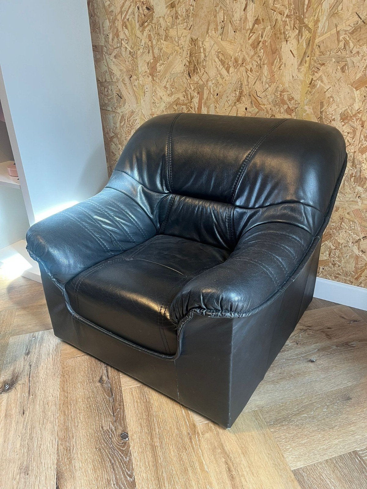 Zwarte leren kinder fauteuil - Comfortabele stoel, Huis en Inrichting, Fauteuils, Ophalen, Gebruikt, Klassiek, Comfortabel, Minder dan 75 cm