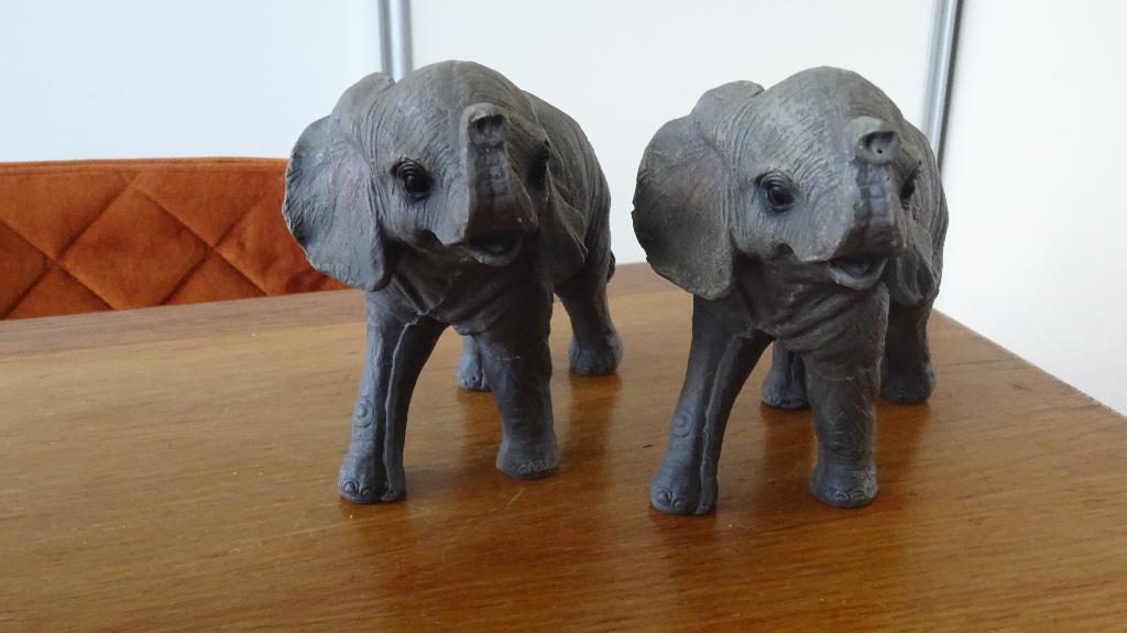 2 Olifanten beeldjes van kunststof., Ophalen of Verzenden, Zo goed als nieuw, Dier