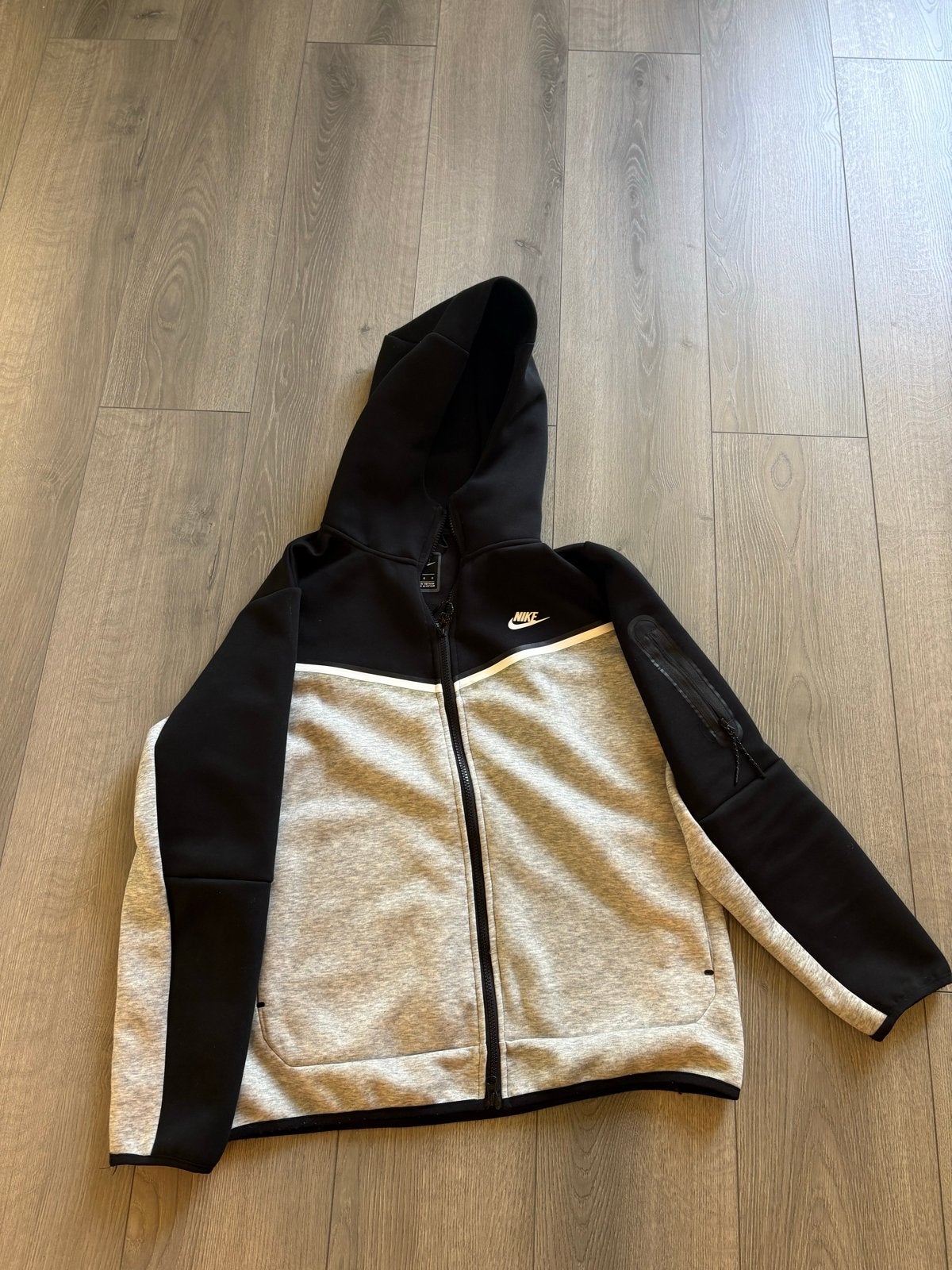 Nieuw Nike Tech Fleece Trainingspak Grijs Zwart Maat L, Ophalen of Verzenden, Nieuw