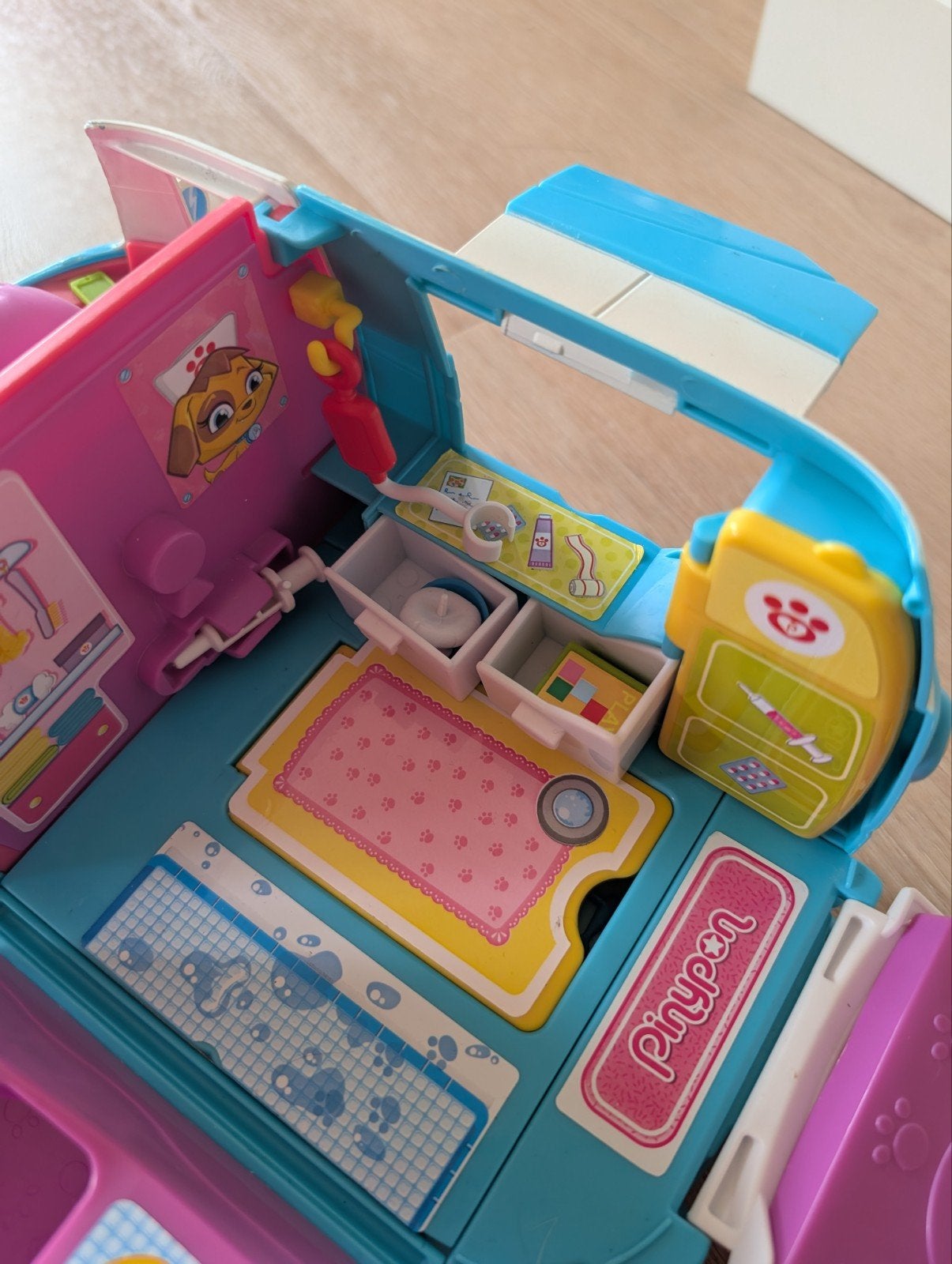 Pinypon dierenkliniek camper + 2 poppetjes en accessoires, Kinderen en Baby's, Ophalen of Verzenden, Gebruikt, Overige typen