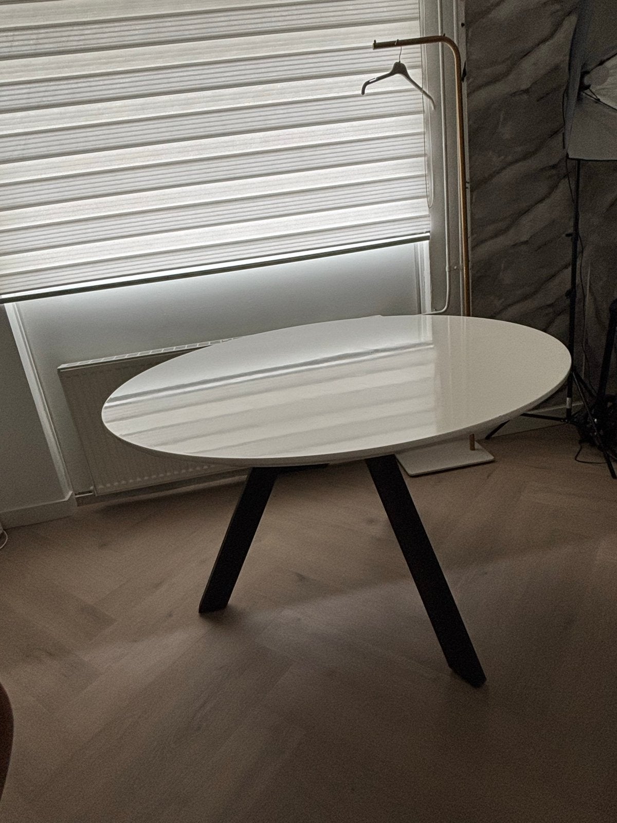 Witte ovale salontafel met zwarte poten, Huis en Inrichting, Tafels | Salontafels, Ophalen, Overige materialen, Minder dan 50 cm