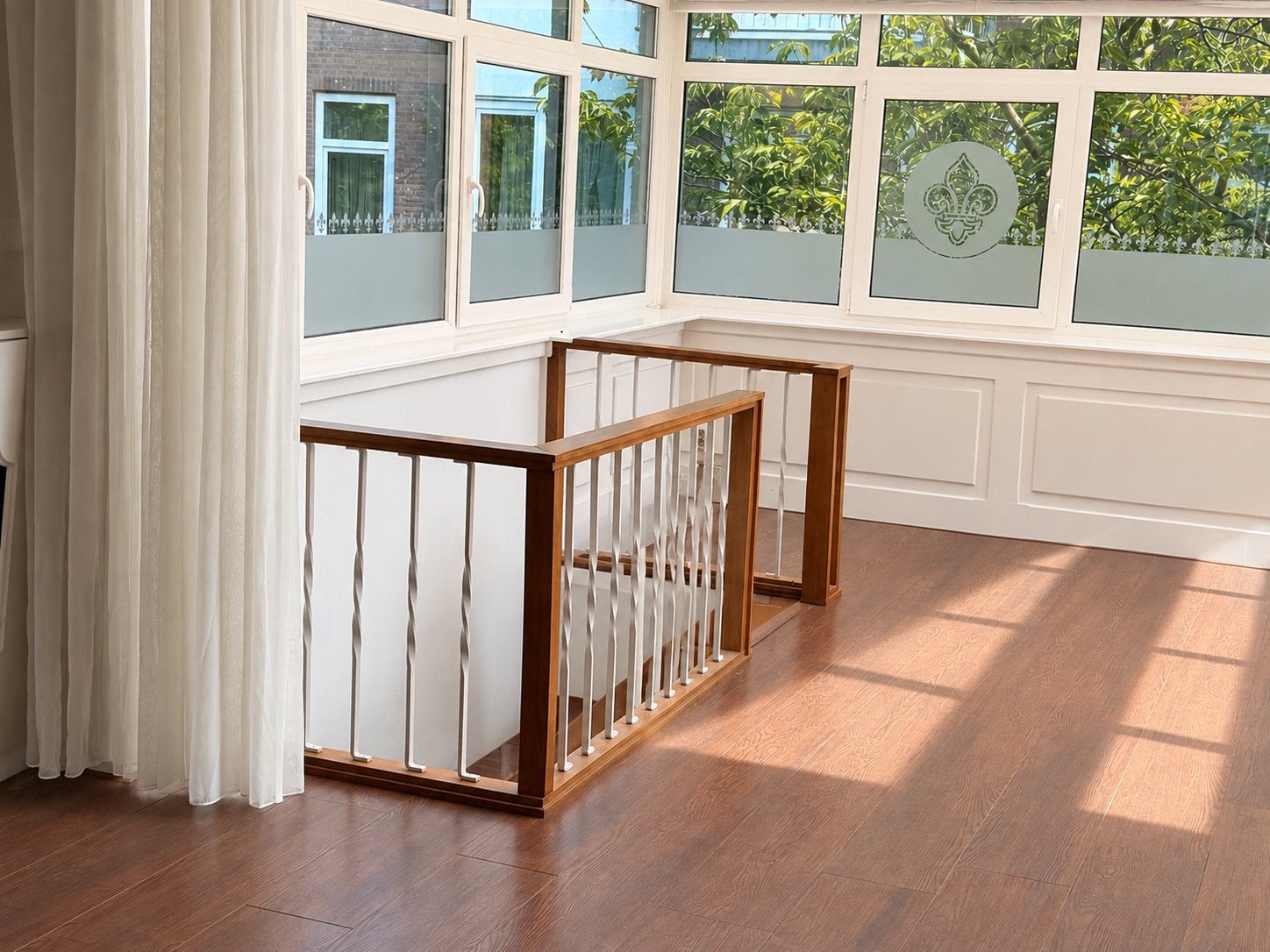 Klassieke trapbalustrade - Hout met witte spijlen., Ophalen, Gebruikt