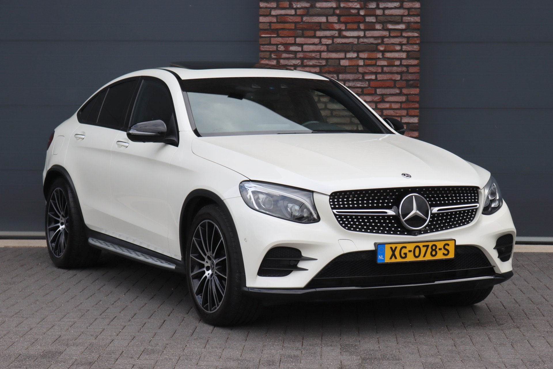 Mercedes-Benz GLC Coupé 300 4MATIC AMG Line | Luchtvering |, Auto's, Gebruikt, 4 cilinders, Wit, 245 pk