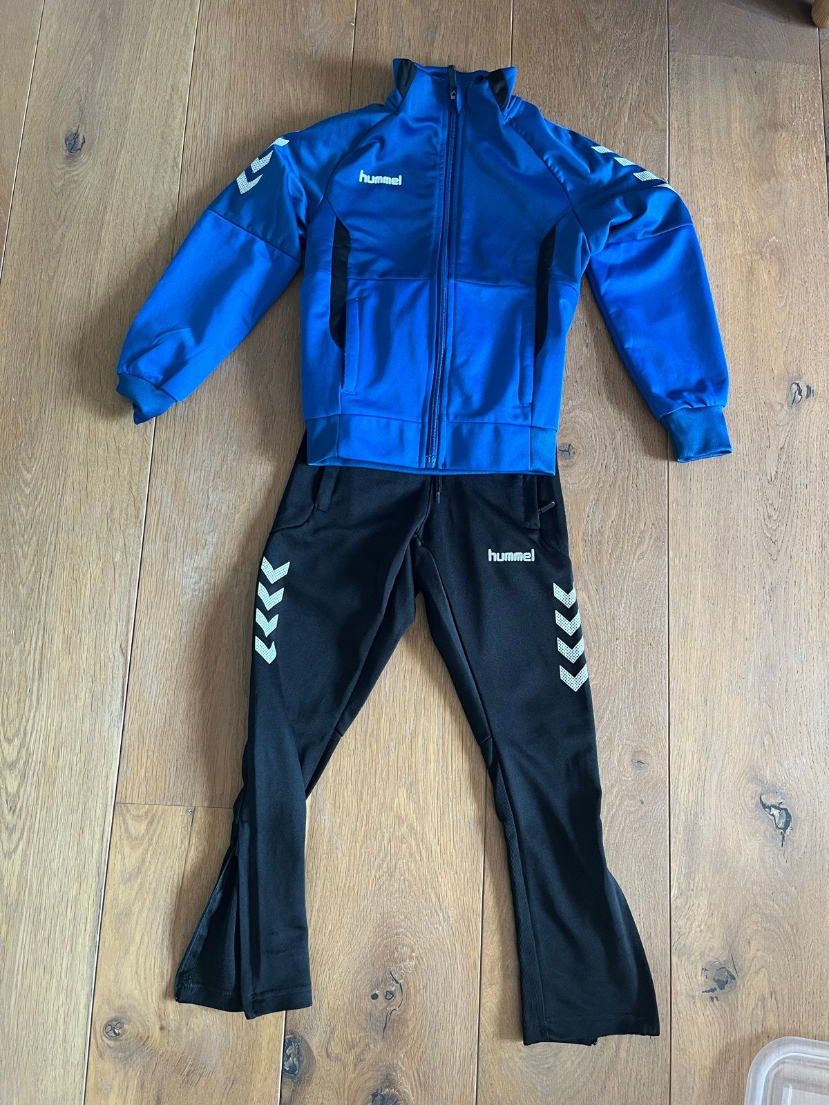 Hummel trainingspak blauw/zwart - Zo goed als nieuw, Ophalen of Verzenden, Zo goed als nieuw, Jongen, Sport- of Zwemkleding