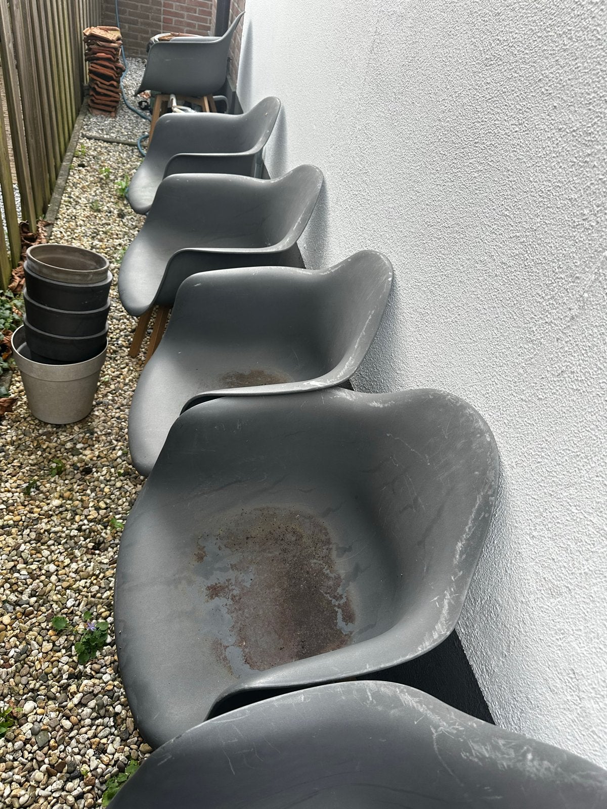 6x Donkergrijze stoelen met ijzeren poten met hout “look”, Ophalen, Gebruikt, Plastic