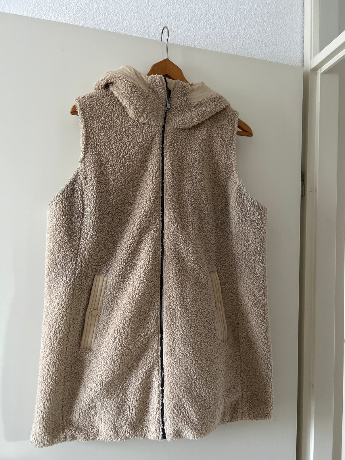 DISTRICT Bodywarmer Teddy Beige Maat 44, Kleding | Dames, Ophalen of Verzenden, Zo goed als nieuw, Maat 46/48 (XL) of groter, Beige