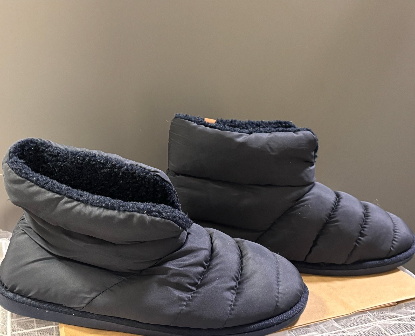 Comfortabele zwarte pantoffels/sloffen maat 45-46, Ophalen of Verzenden, Zo goed als nieuw, Zwart, Pantoffels of Sloffen