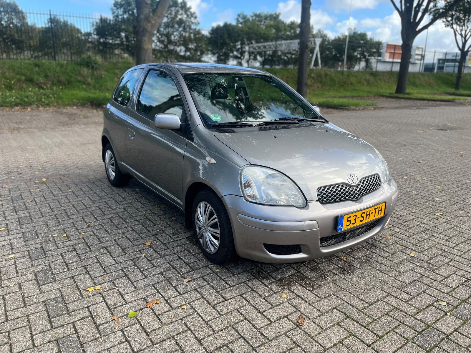 NIEUWE APK! Toyota Yaris AUTOMAAT - 16V Vvti 3DR 2006 grijs, Auto's, Stof, 4 cilinders, 400 kg, Origineel Nederlands