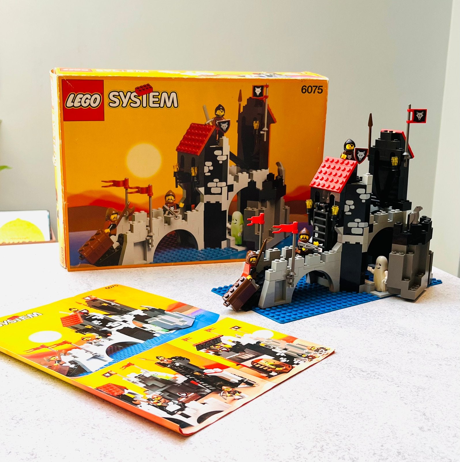 LEGO Castle 6075 Wolfpack Tower (1992) - mét doos én inlay, Lego, Ophalen of Verzenden, Zo goed als nieuw, Castle
