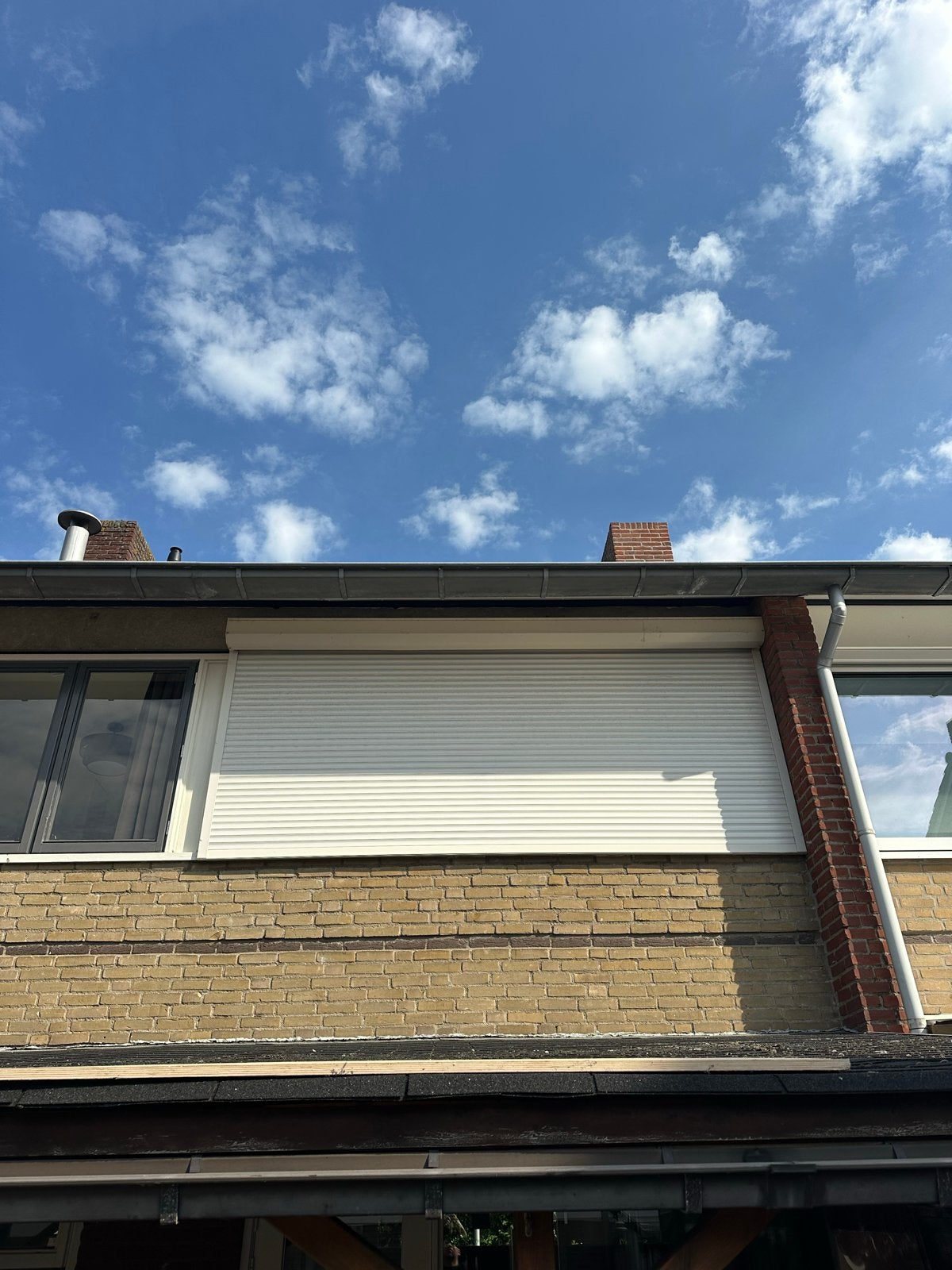 Witte elektrische rolluik, Doe-het-zelf en Verbouw, Rolluiken, Ophalen, Gebruikt, 150 tot 200 cm, Wit