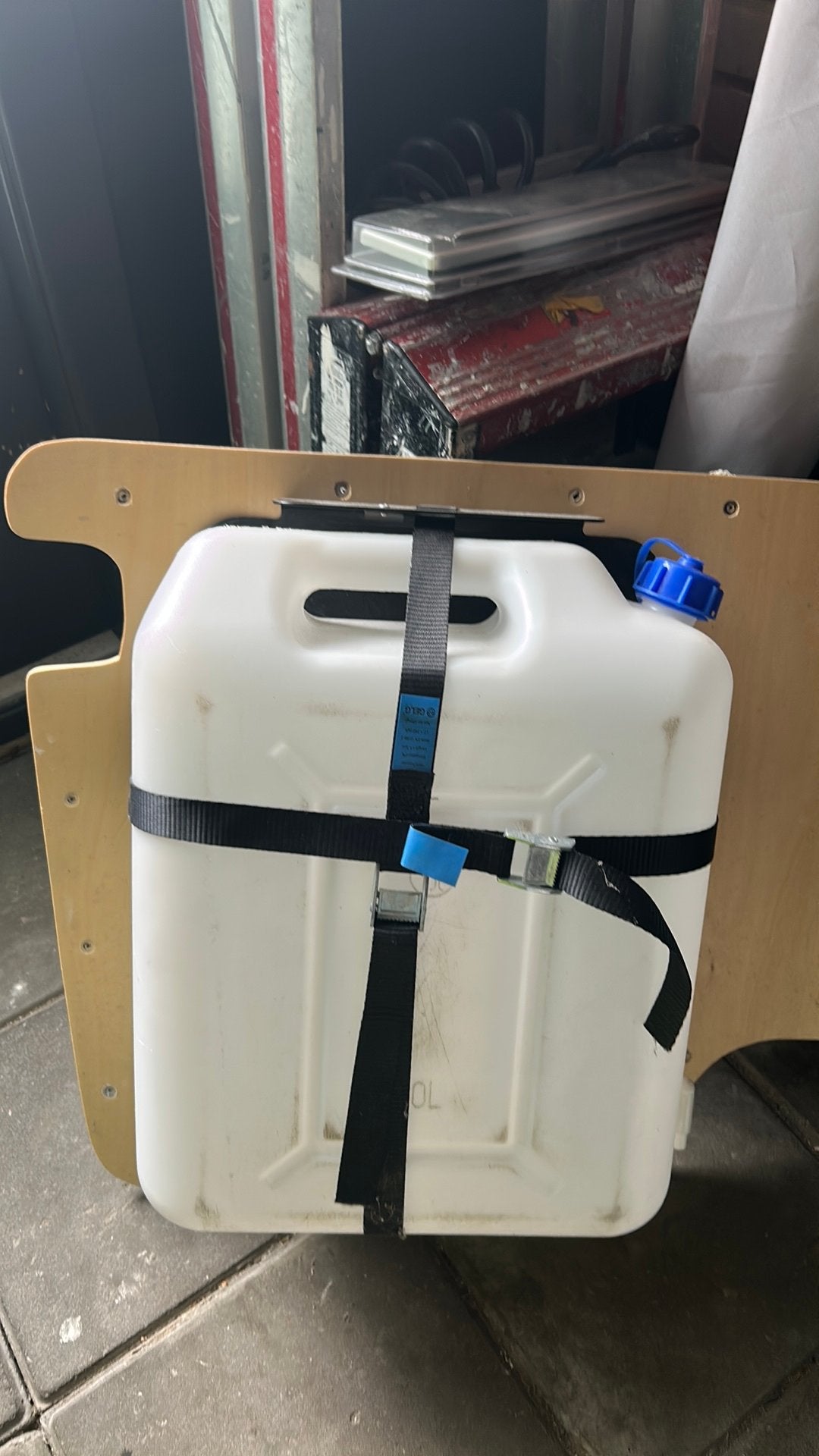 Jerrycan (water gebruikt) 20l , op houder, Ophalen of Verzenden