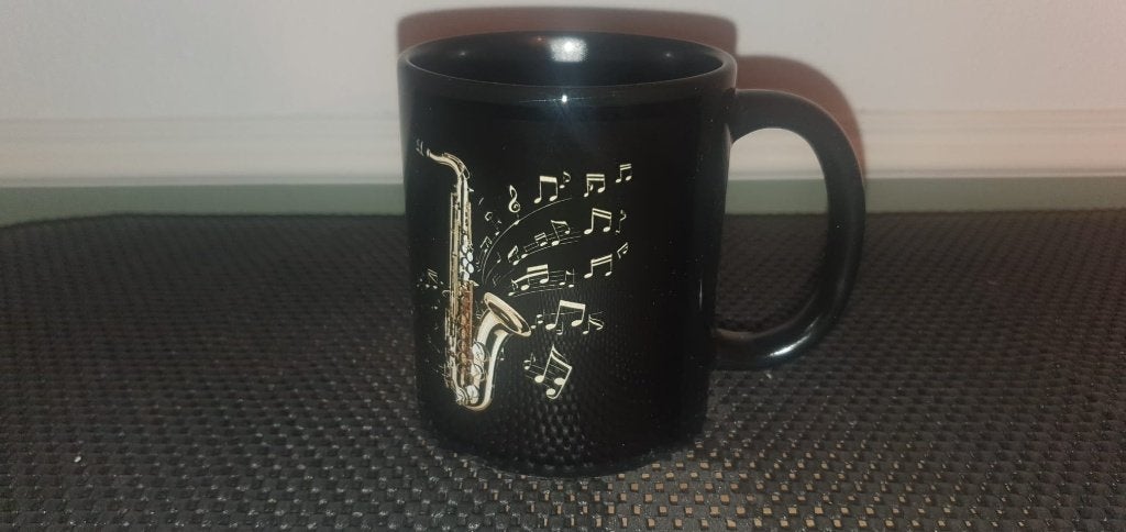 Mok met saxofoon en muzieknoten, Overige merken, Keramiek, Nieuw, Overige stijlen