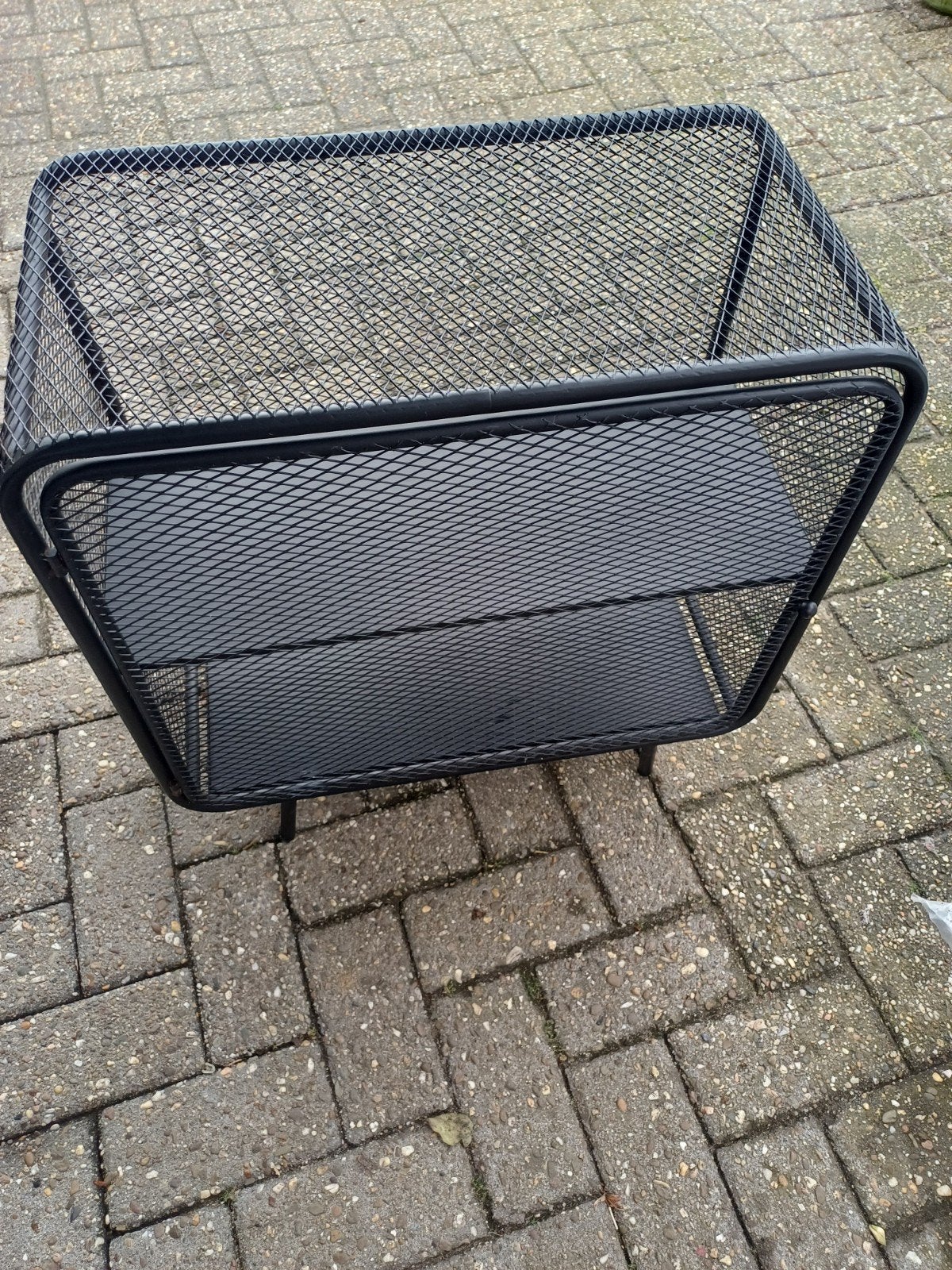 Zwart metalen  kastje.  Met gaas., Ophalen