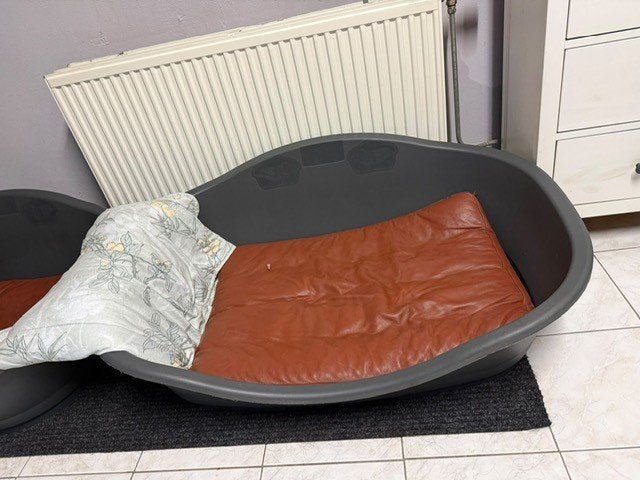 2 grote honden manden met kussen, Ophalen, Gebruikt, Overige