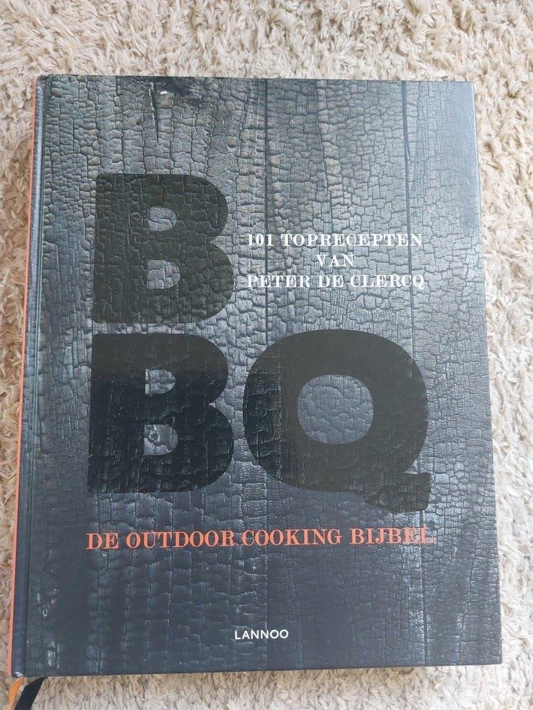 BBQ Outdoor Cooking Bijbel - Peter De Clercq, Peter De Clercq, Ophalen of Verzenden, Zo goed als nieuw, Overige typen