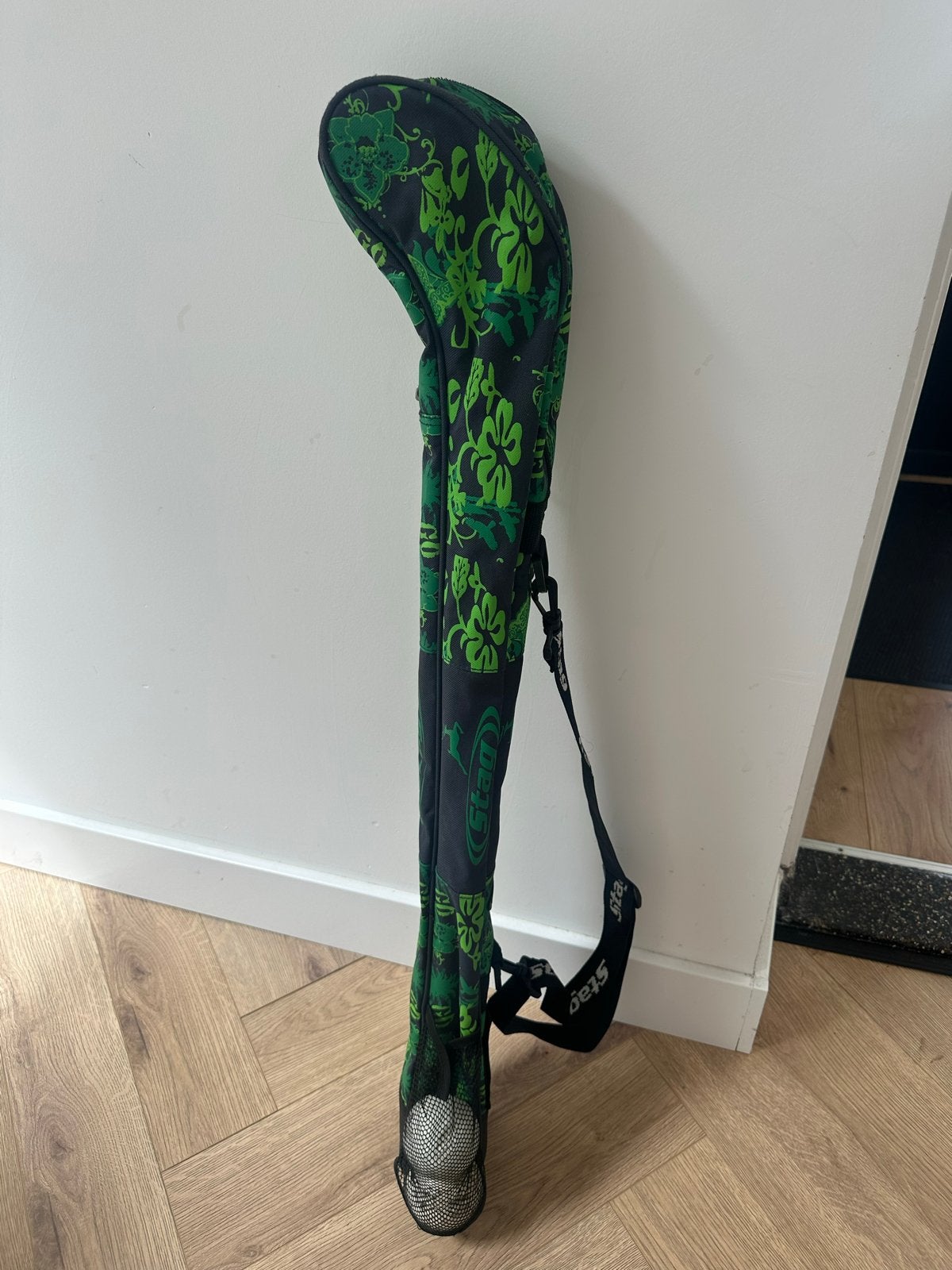 Stag Hockey Stick Tas Groen Zwart met 2 Sticks en 2 Ballen, Sport en Fitness, Hockey, Gebruikt, Tas, Ophalen of Verzenden
